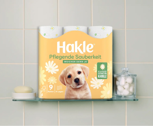 Hakle-Pack auf einem Badezimmerregal